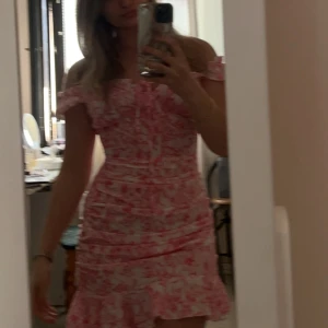 Blommig klänning - Hej! Säljer den här jätte söta klänningen som är alldeles för kort för mig tyvärr. Skriv om ni har några frågor!🩷
