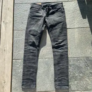 Säljer nu dessa svarta dondup George jeans i bra skick, skriv för fler bilder/frågor🙌🏼
