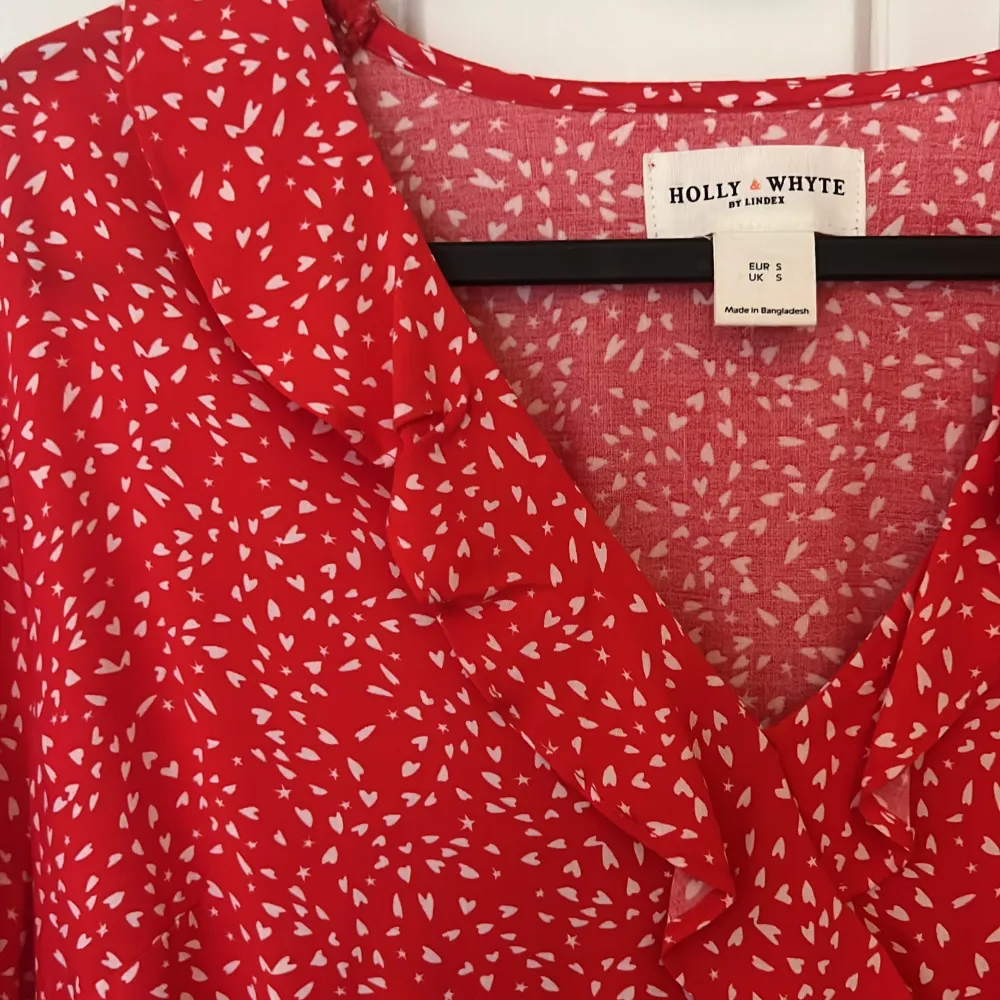 Röd Klänning från Holly & White i storlek S, Använd få gånger . Klänningar.