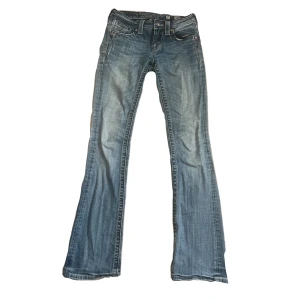 Lågmidjade miss me jeans - Säljer dessa superfina miss me jeansen pga att dom är lite för små för mig. Dom är bootcut och lågmidjade. Det saknas två knappar som skulle varit på bakfickorna men jag köpte dom även så, annars inga defekter som jag märkt av! PRIS KAN DISKUTERAS😄