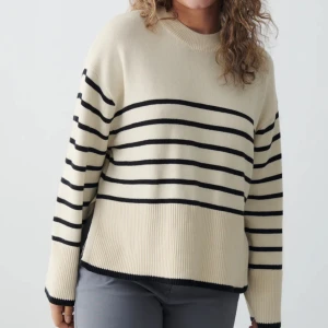 Randig stickad tröja - Jätte fin stickad randig tröja i nyskick kanppt använd då den varit för stor. Skulle för övrigt sitta jätte fint den är i storlek XS men skulle passa någon i S. Kostar 200k kr + frakt ( men vi kan snacka mer om priset )