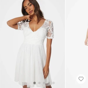 Skolavslutnings klänning  - Säljer en fin student/ skolavslutnings klänning.  Helt oanvänd o lappar sitter kvar på klänningen. 