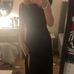 balklänning - min balklänning från 9an. använd en gång. satinmaterial i storlek 34, jag är 164cm och den går ner till golvet du kan komma med prisförslag