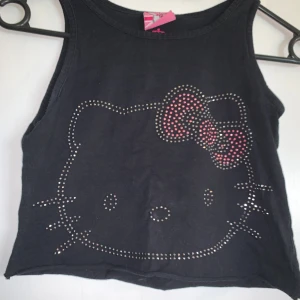 Hello Kitty topp - Hello kitty topp i ungefär stl xs (tror den är i barnstorlek)💕