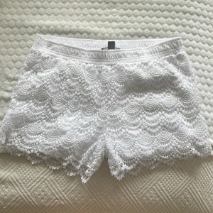 Shorts  - Säljer mina jättefina spets shorts då dom tyvärr var för stora för mig och kommer inte till användning 