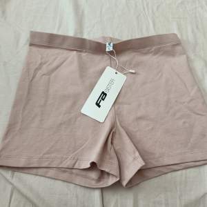 Helt nya shorts, stl L.  Färg mellan beige och ljusrosa. Köptes före månaden men har inte möjlighet att byta de. Mått kan du se på sista bilden.