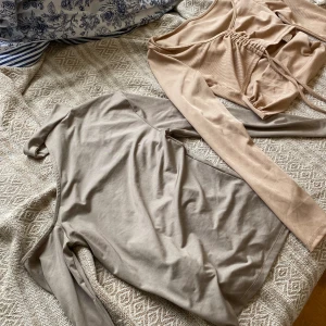 TOPPAR - fina toppar som man kan gå ut med. En är off shoulder och andra en scrunch