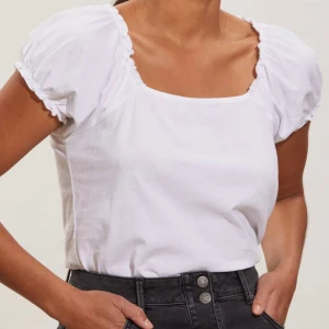 Odd Molly vit top M - helt ny!  - Fin, somrig ”Hattie top" från Odd Molly, vit i storlek 2 (M). Inköpt från Odd Molly våren 2024, men säljes pga felköp av storlek. Aldrig använd, helt ny med prislapp kvar. Djur- och rökfritt hem. Nypris 595 kr.