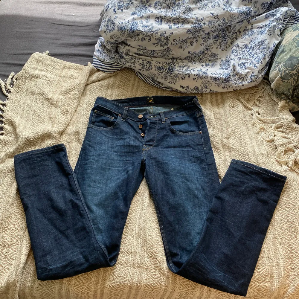 köpta från lee jeans och är lite små för mig och jag är både 36/38. går hela vägen ner 170cm är jag men jag gillar bara inte de. Jeans & Byxor.