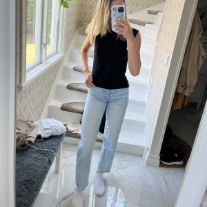 Blåa Levis jeans  - Jag säljer mina jättesnygga Levis jeans i en ljusblå tvätt. Jeansen är sparsamt använda och är i bra skick utan några synliga defekter. Nypris: 1200kr 