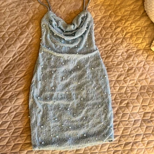 Oh polly klänning - Säljer min Oh polly klänning i nyckick. Endast använd 1 gång! UK/AU storlek 8 som motsvarar S🥰 Denna klänningen kommer inte längre till användning varav anledningen till att jag säljer den:) Ny pris ca 800kr men säljer den för 600kr☺️