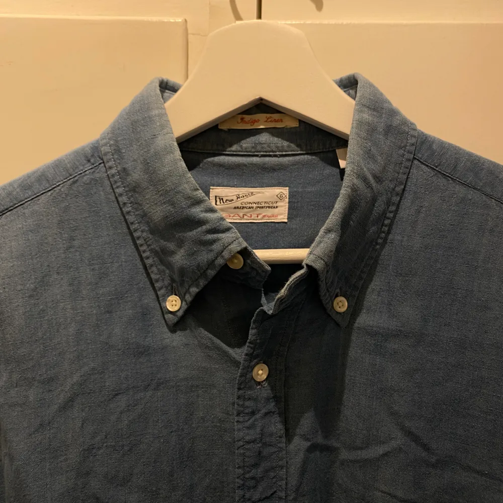 Blå linneskjorta från GANT perfekt till sommaren. I använt bra skick. Vid köp av fler varor kan priset diskuteras. . Paidat.