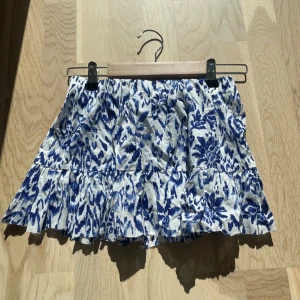 Kjol - Sommarkjol med fina mönster☀️ Köptes här på plick så vet inte vilket märke💗  