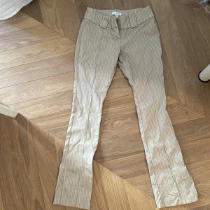 Randiga kostymbyxor - Tyvärr lite försmå för mig, passar någon som har ca L30 / L31. Är lite skrynkliga nu då dem har legat i en påse.