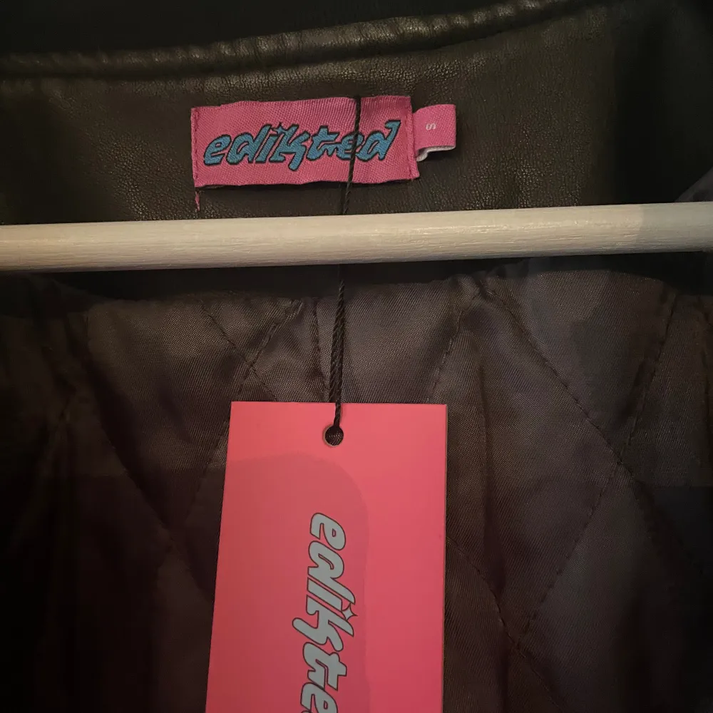 Oversized fit. Beställde fel storlek och kunde inte skicka tillbaka. Köptes för 2850kr. Gratis frakt.. Takit.