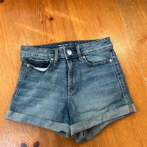 Denim/jeans shorts från Cubus. Storlek 34, väldigt stretchiga. Köparen står för frakt 