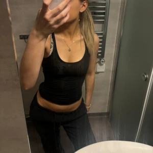 Linnebyxor  - Säljer dessa linnebyxor då de inte kommer till användning, byxorna har ett litet hål men som enkelt går att sy ihop. därav pris 