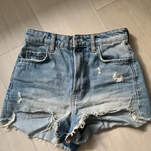 Zara jeans shorts  - Jeans shorts från zara, perfekta nu till sommaren. Storlek 32 men skulle nog säga 34 om man tänker i midjan💕