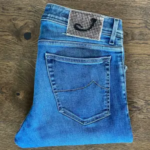 Säljer dessa slim jeans från Jacob Cohën i storlek 33 men passar 32. Modellen på jeansen är 688. Jeansen är i utmärkt skick, som nya. Skriv om du har några frågor.