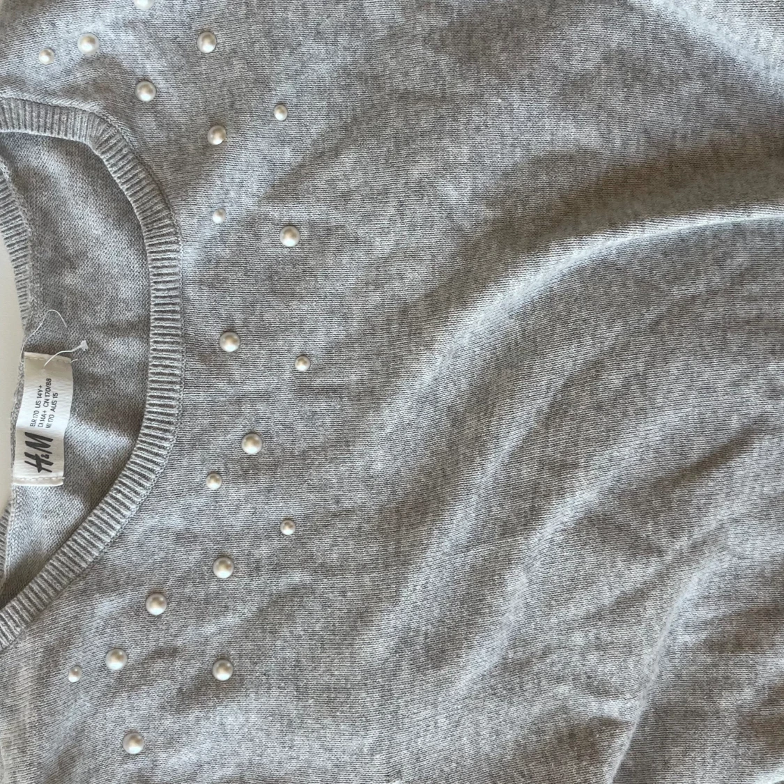 Grå klänning med pärlor - 91