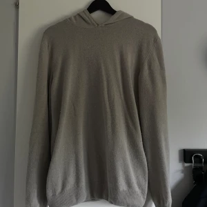Kashmir Hoodie - Säljer denna feta kashmir hoodien från Oscar Jacobson! Riktigt bra skick utöver lite små nopringar (sista bilden)! Storlek M sitter lite mindre! Kom pm vid funderingar! PRIS KAN DISKUTERAS!!