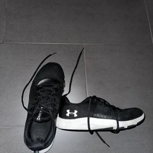 Under armour skor, tar emot bud - Använda skor i storlek 43, skick 6/10