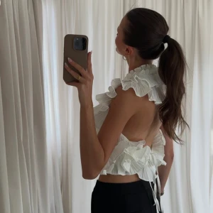 Vit blus - Säljer denna fantastiska fina topp som jag bara fått användning av en gång. Otrolig topp nu till sommaren☺️ nypris: 800 med frakten från Danmark