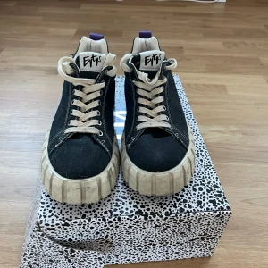 Eytys Odessa black - Eytys Odessa svarta. Stl 43, skick 8/10 använda typ 8 gånger och ligger bara i gadrobben. Ny pris 1499kr! Släng i väg ett meddelande om du har frågor!!!