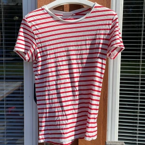 Randig tröja  - En röd randig tröja från weekday, säljer pga den inte kommer till användning. Köpt på second hand men är i bra sick.