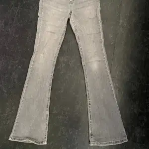 säljer dessa ljusgråa mid waist flare jeans då jag ej använder dessa längre, de är från only och är storlek 32M. nypris 520kr