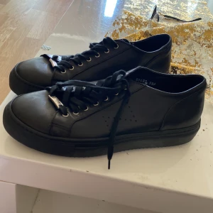 Nude of Scandinavia skor - Säljer dessa jättefina Nude of Scandinavia skor som bara har använts 1 gång men annars i jättebra skick men skriv gärna för fler bilder! Priset kan alltid diskuteras💗