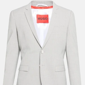 Hugo kavaj överdel  - Eu 48  Nypris 4000 mitt pris 2600 Aldrig använd! Perfekt till studentfirande