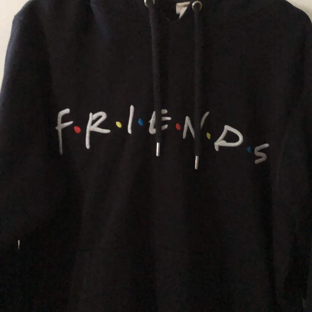 Säljer denna hoodien från hm! 🤩 Är tyvärr för stor för mig, så tänker sälja den. Storlek:M 💕. Hoodies.