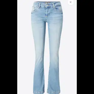 Ljusblå jeans ltb, modell ”fallon”. De är lite stora i storleken och endast använda några gånger. De har inga defekter och är i jättebra skick. Köpta för 1025kr för några veckor sedan och säljer för 500kr💞