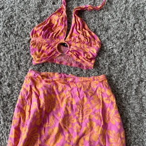 Bikbok Set - Kjol och topp set från bik bok i nyskick. Aldrig använt Storlek S Nypris 599, mitt pris 200