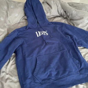Levi’s hoodie - Hej! Säljer en levi’s hoodie i storlek M men den är lite mindre i storleken så mer som en S. Mvh Eskil