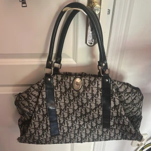 Dior väska  - Äkta vintage dior väska som min farmor köpte för ungefär 20 år sedan i Paris. 