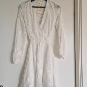 Super fin klänning med snygg öppen rygg - Anvönd 1 gång på studenten.