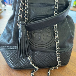 Äkta Tory Burch bucket väska - Sååå fint, mjuk läder. Väldigt bra skick. Kedjan har tappat färg lite men inget som stör skönheten i denna väska.