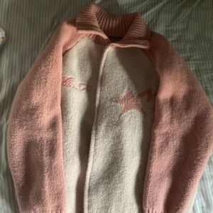 Y2k rosa tjocktröja sweatshirt star pink coquette - Jätte skön varm tjocktröja. Använt den en gång, välldigt bra skick!💗☺️🎀
