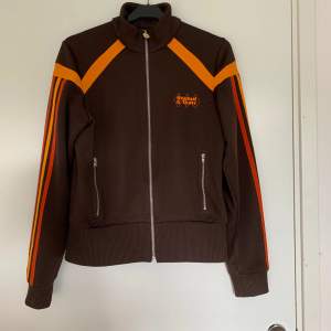 Brun Zip-Up från Adidas. Storlek M/40. Fint använt skick. Några framstickande trådar.