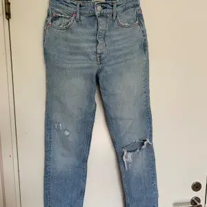 Blåa ripped jeans från GinaTricot. Ingen stretch. Storlek 36. Fint använt skick. Inga anmärkningar.