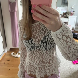 Skit snygg tröja - Skit snygg blommig genomskinlig tröja från hm, är i barnstorlek