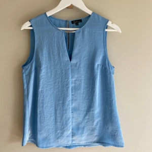 Ljusblå blus - Satin-liknande material. Endast använd ett fåtal gånger