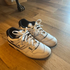 New balance 550 - Storlek 43 unisex  Inköpta får 2 månader sen och knappt använda.   Nypris 1299:-