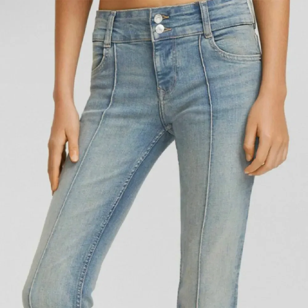 Jätte fina jeans från bershka! (Inte mina bilder) köpte nyligen dessa från en annan tjej här på plick men som är tyvärr för stora för mig🤍 inga defekter, de är i nyskick!🤍. Jeans & Byxor.