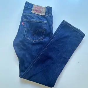 Vintage Levis jeans med mörk tvätt i modellen 501. Midja 31, längd 32. Skick 9/10. Inga defekter. Modell 182cm