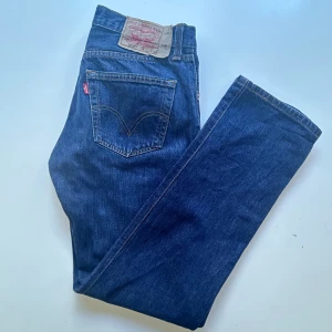 Levis 501 - Vintage Levis jeans med mörk tvätt i modellen 501. Midja 31, längd 32. Skick 9/10. Inga defekter. Modell 182cm