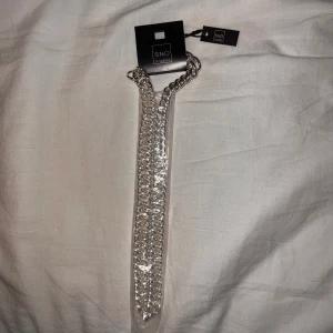 snö of sweden halsband - Hej säljer ett helt nytt o andvänt halsbans av snö of sweden. de är ett sevilla big neck 45 plain Silver ny pris 699kr