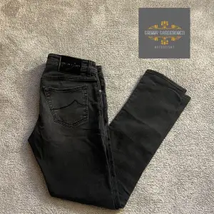 Säljer dessa asfeta och eftertraktade Jacob Cohen jeansen i den populäraste modelen 622, slim fit. Storleken är 35 men passar 33! Inga defekter över huvudtaget! Hör av er😊